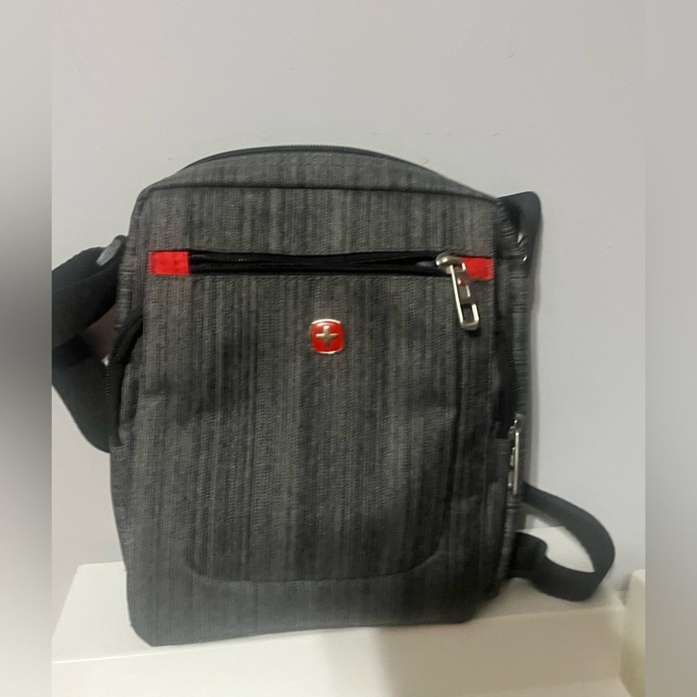 Swiss Cross Body w/ Lots of Pockets !!